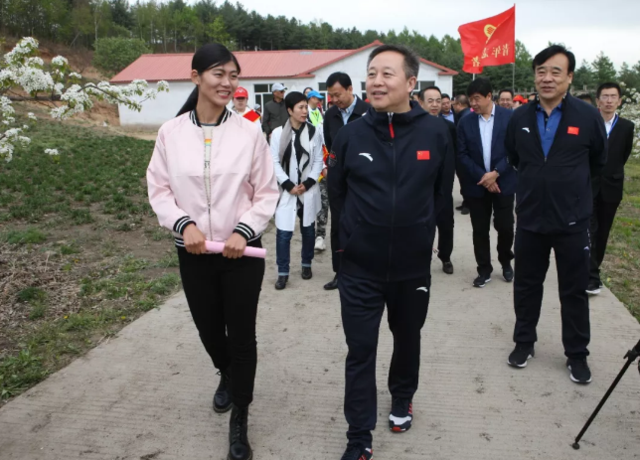 夏巍峰 摄活动现场,张恩亮与参加活动的冬奥会亚军,世界冠军,鹤岗旅游