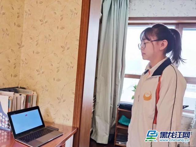 3月2日，黑龙江省春季新学期开学第一天，全省各地中小学举行线上升旗仪式，鼓励学生在疫情中做好防护，认真学习，做到“停课不停学”。哈师大附中举行网上升旗仪式暨2019-2020学年下学期开学式。