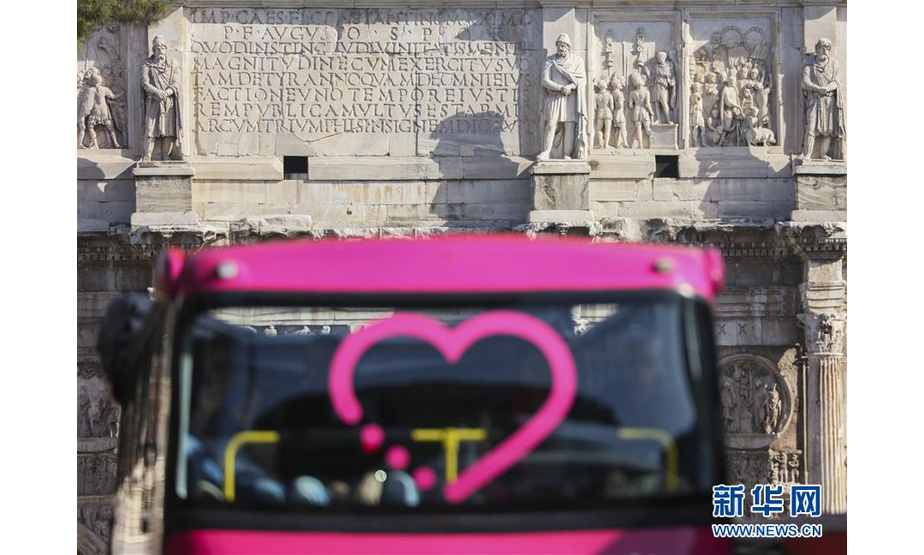 这是2019年3月19日，在意大利首都罗马，一辆观光巴士从君士坦丁凯旋门前驶过。 新华社记者兰红光摄