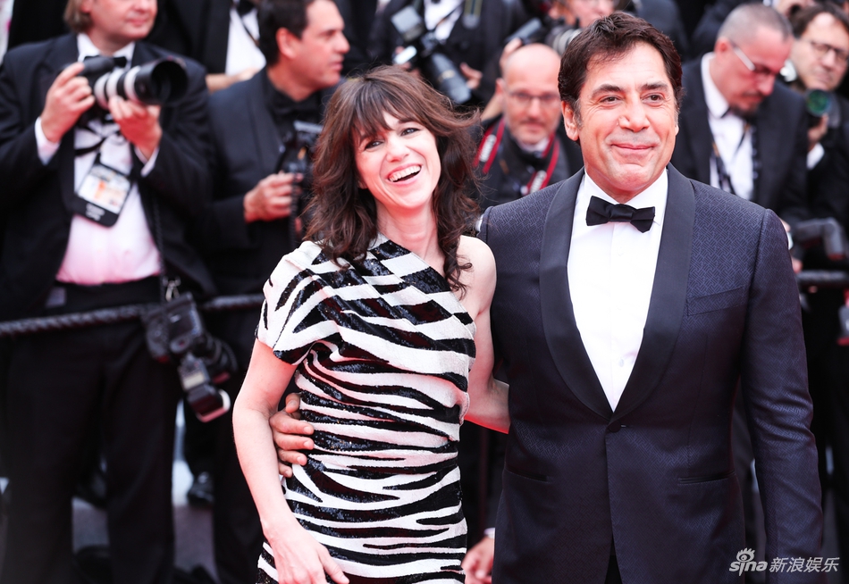 哈维尔·巴登和夏洛特·甘斯布亮相