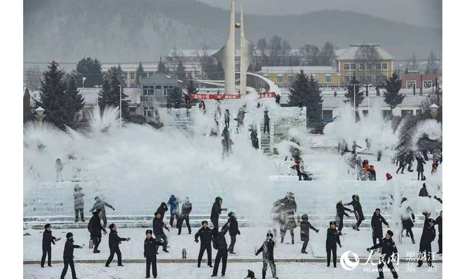 人民网哈尔滨12月22日电 12月22日，时值冬至。10时，在黑龙江省大兴安岭上演了壮观的万人“泼水成冰”。随着口令“1、2、3……”的下达，参与者们手持杯子用力向后180度扬起，瞬间泼水成冰美如画，仿佛是自己用力挥舞出的一把把“冰扇”。

为进一步突出大兴安岭极地冰雪优势，打造冬季特色品牌活动，提升兴安冰雪的影响力和吸引力，大兴安岭地区以联动形式举办万人“泼水成冰秀”活动。主会场设在漠河市，其他各县（区、局）为分会场，活动参与人数共计一万人。

活动中，各地的动作、队形结合本地域特色自行设计，如漠河市“北”字、呼中区“-52.3℃”、新林区“心”型等，地点设在广场、公园、江边等适宜开展活动的户外场所及特色地标性建筑或景区景点标志前。

“泼水成冰”的成功元素就是极寒的温度，有着“最冷小镇”之称的呼中，现在已达到-32℃的极寒温度。早在11月份，呼中就因酷寒的温度与居民们的淡定上了热点新闻。

今冬，大兴安岭地区践行“三亿人参与冰雪运动”口号，积极打造冬季冰雪特色品牌活动，进而提升大兴安岭冬季魅力及影响力。活动旨在依托大兴安岭“极北、极寒、极光、极景”等独特资源，将极地区位、极地资源、极地文化与冰雪活动实现完美结合，打造冬季冰雪特色品牌活动，进而提升大兴安岭冬季魅力及影响力。切实把“冷资源”做成“热产业”，把“冰天雪地”变为“金山银山”。（焦洋、关卫鸿）