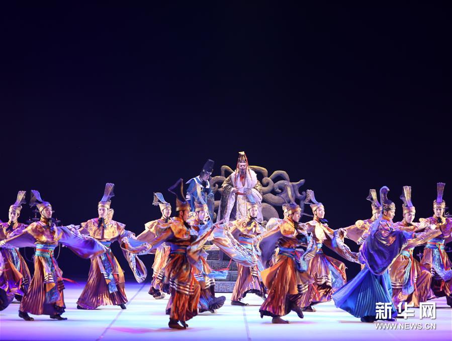 12月3日，演员在俄罗斯圣彼得堡马林斯基剧院表演舞剧《孔子》。新华社发（扎拉耶娃摄）