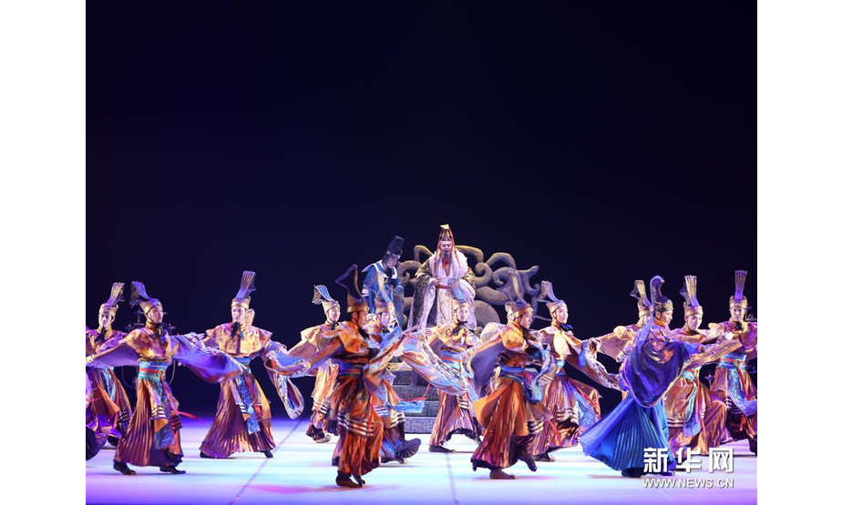 12月3日，演员在俄罗斯圣彼得堡马林斯基剧院表演舞剧《孔子》。新华社发（扎拉耶娃摄）