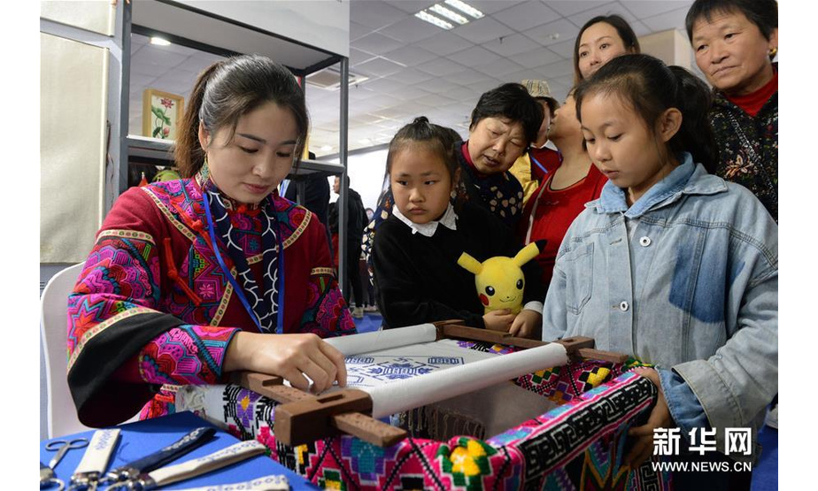11月9日，市民们在观看土家族刺绣技艺。新华社发（黄博涵摄）