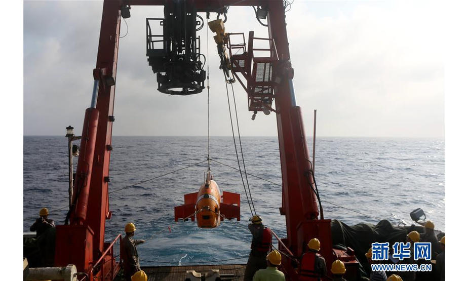 4月20日，科考队员在回收首次下潜归来的“潜龙三号”。新华社记者 刘诗平 摄