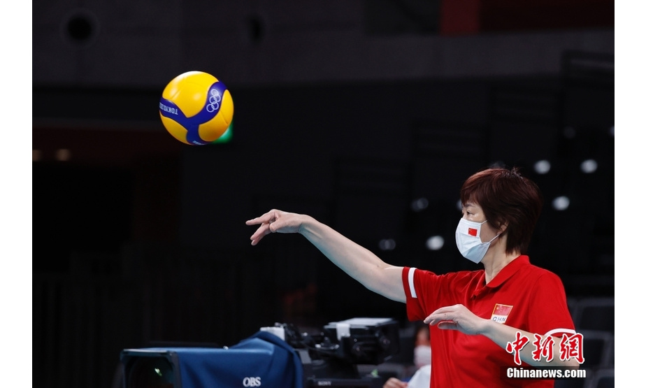 7月31日，比赛前中国队主教练郎平在场边。当日，在东京奥运会女子排球小组赛中，中国队以3：0战胜意大利队。 中新社记者 韩海丹 摄 