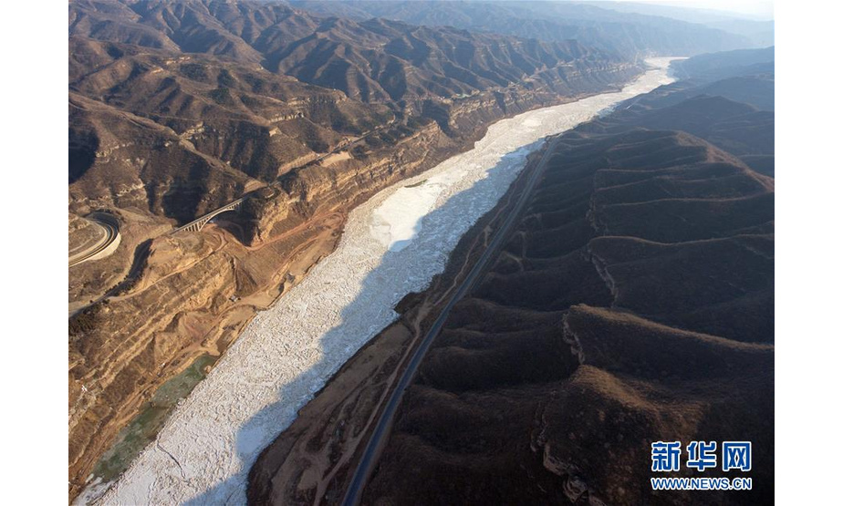1月7日在山西省吉县壶口镇拍摄的黄河流凌（无人机拍摄）。 近日，受冷空气影响，位于山西省临汾市境内的黄河出现大面积流凌，场面壮观。 新华社记者曹阳摄
