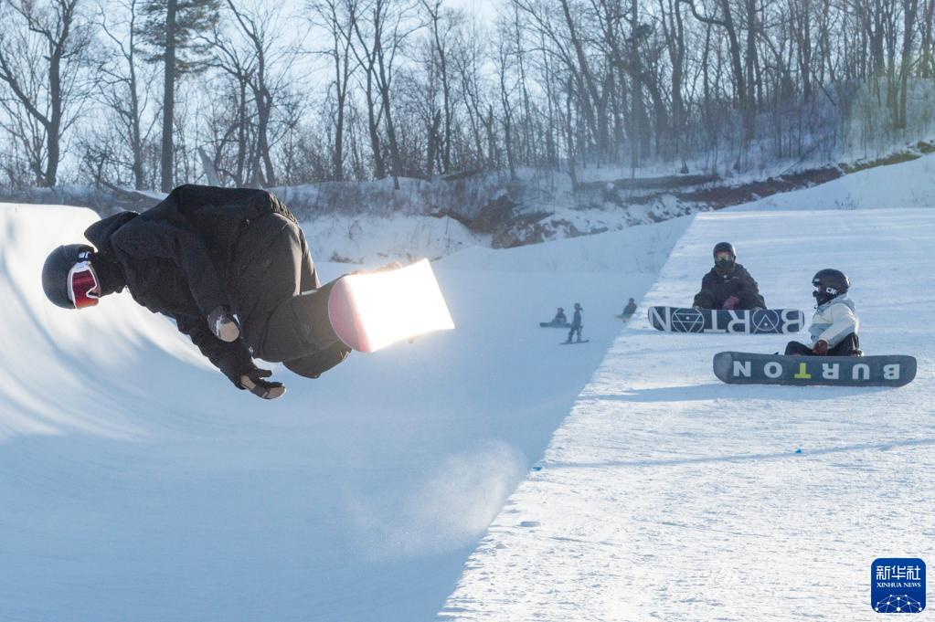 随着北京冬奥会临近，中国最北省份黑龙江省的冰雪运动氛围渐浓，越来越多人在这片广阔的黑土地走上冰场、雪道，化身“冰雪健将”，享受冰情雪趣。

　　从举办第一届全国冰上运动会到获得中国首个冬季运动项目世界冠军，再到每年带动千万人次参与冰雪运动……作为我国开展冰雪运动最早的省份之一，黑龙江不断推进冰雪体育发展，助力北京冬奥会，推动全民上冰雪。

　　迄今为止，在我国获得的13枚冬奥会金牌中，有8枚是由黑龙江培养、输送的运动员所获得，还有1枚短道速滑接力金牌，队中主力王濛即是黑龙江人。黑龙江省连续开展40余年的“百万青少年上冰雪”活动，激发了一代代青少年的冰雪运动热情，更为我国冰雪体育运动发展培养了大批后备人才。

　　图为在黑龙江亚布力体育训练基地，一位滑雪运动员在进行训练（1月21日摄）。

　　新华社记者 谢剑飞 摄