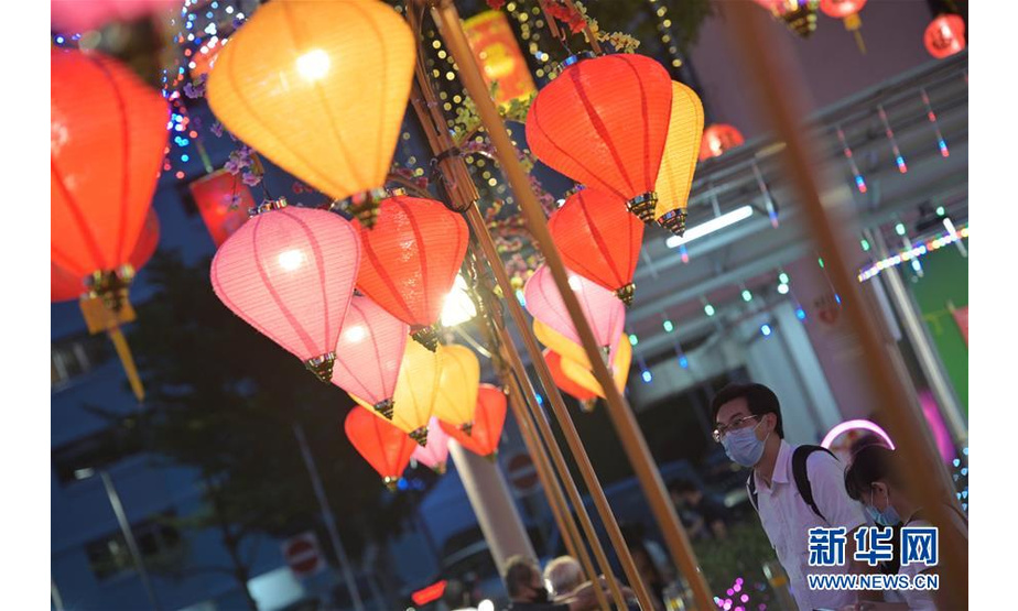 　　1月18日，庆祝农历新年的灯饰在新加坡红山组屋区亮起。 新华社发 （邓智炜 摄）

