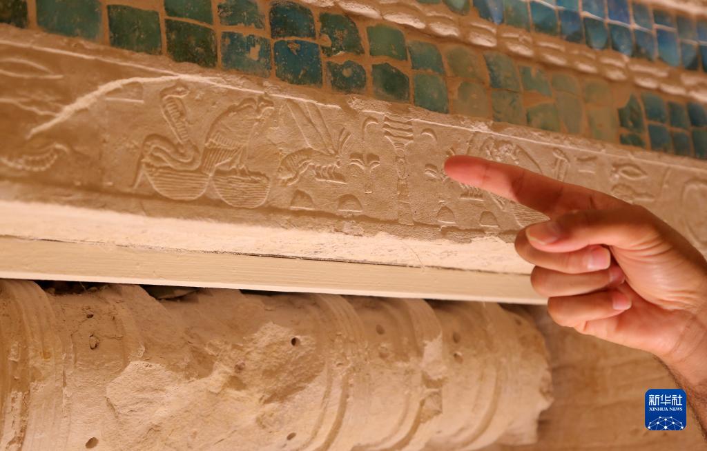 9月14日，一名游客在埃及首都开罗以南的塞加拉地区一座左塞尔时期古墓内观赏浮雕。

　　当日，位于埃及首都开罗以南约30公里的塞加拉地区，一座距今4000多年的古埃及第三王朝国王左塞尔时期的古墓经过近15年的修缮后正式向公众开放。该墓位于左塞尔王阶梯金字塔建筑群西南角，由地上建筑和地下墓室两大部分构成。埃及于2006年启动对该墓墓道、墓墙、墓室等建筑体的保护和修缮工作。

　　新华社发（穆罕默德·阿萨德摄）