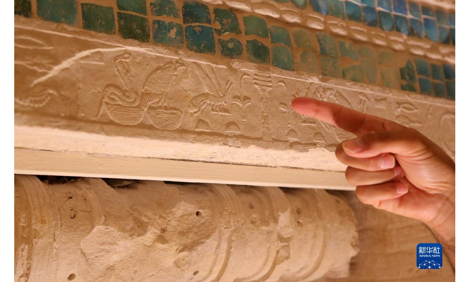 9月14日，一名游客在埃及首都开罗以南的塞加拉地区一座左塞尔时期古墓内观赏浮雕。

　　当日，位于埃及首都开罗以南约30公里的塞加拉地区，一座距今4000多年的古埃及第三王朝国王左塞尔时期的古墓经过近15年的修缮后正式向公众开放。该墓位于左塞尔王阶梯金字塔建筑群西南角，由地上建筑和地下墓室两大部分构成。埃及于2006年启动对该墓墓道、墓墙、墓室等建筑体的保护和修缮工作。

　　新华社发（穆罕默德·阿萨德摄）