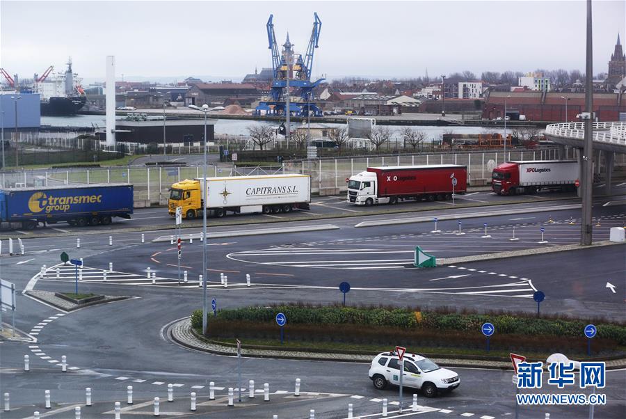 1月31日，在法国加来港，货车排队等待登上渡轮。加来位于英吉利海峡最窄处，与英国隔海相望。新华社记者 高静 摄