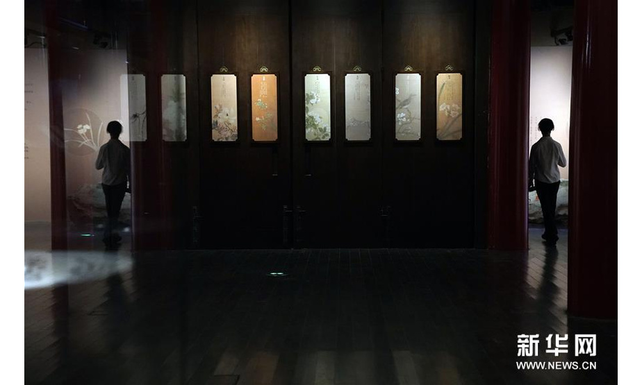 9月2日，观众在参观展览。 当日，“万紫千红——中国古代花木题材文物特展”在北京故宫博物院开幕。展览分为“四时写生”“清雅逸趣”“寓情寄意”三个单元，共展出文物307件。 新华社记者金良快摄