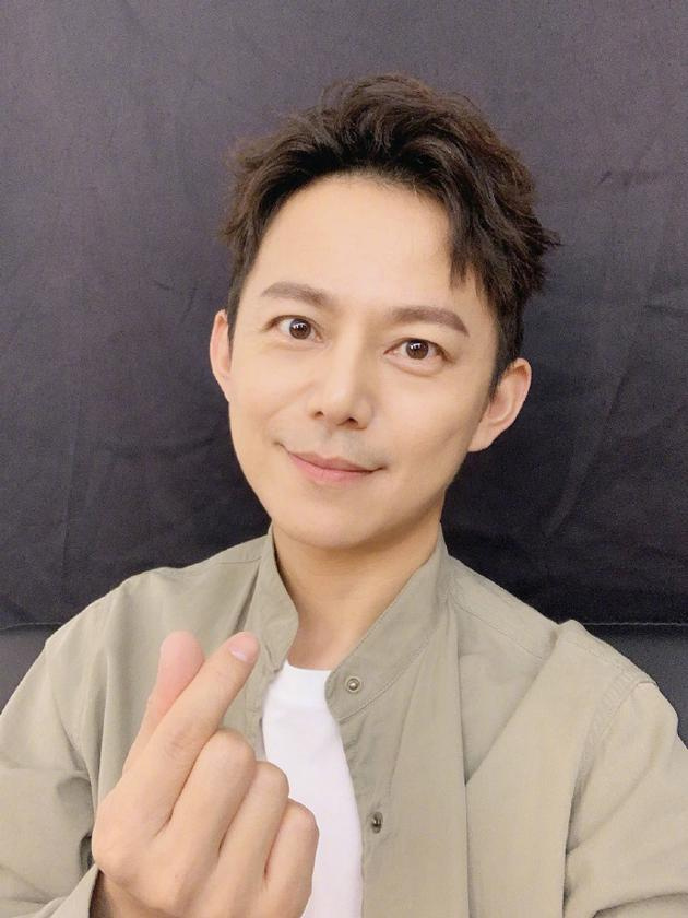 何炅生日收获大半个娱乐圈祝福发文谢谢宝贝们