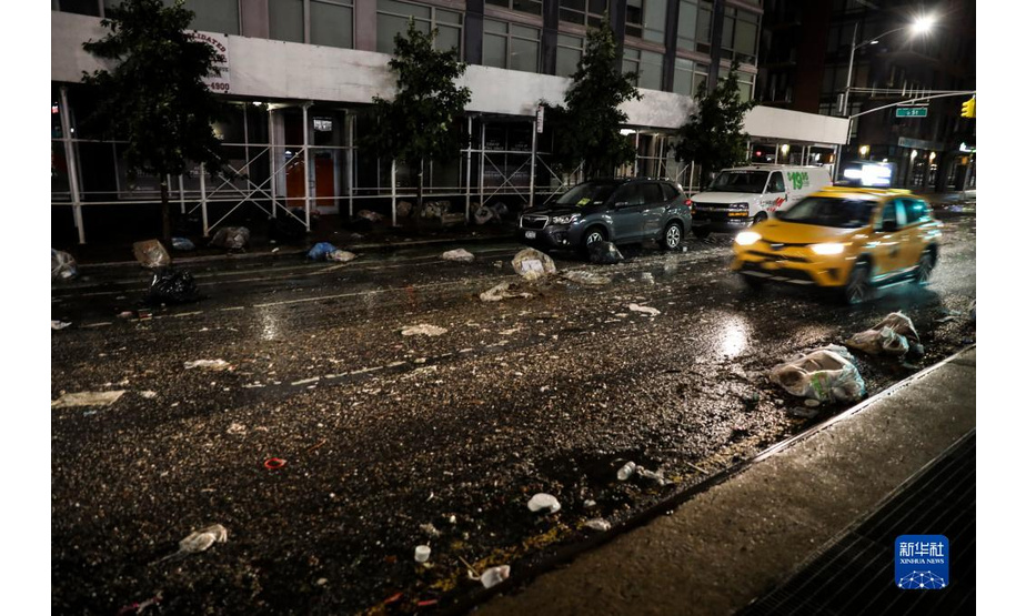 9月2日，暴雨过后美国纽约一条道路上垃圾遍地。

　　受飓风“艾达”影响，暴雨1日晚开始袭击纽约市及周边地区，并引发洪涝灾害。纽约州州长凯茜·霍楚尔于2日凌晨宣布该州进入紧急状态。

　　新华社记者 王迎 摄