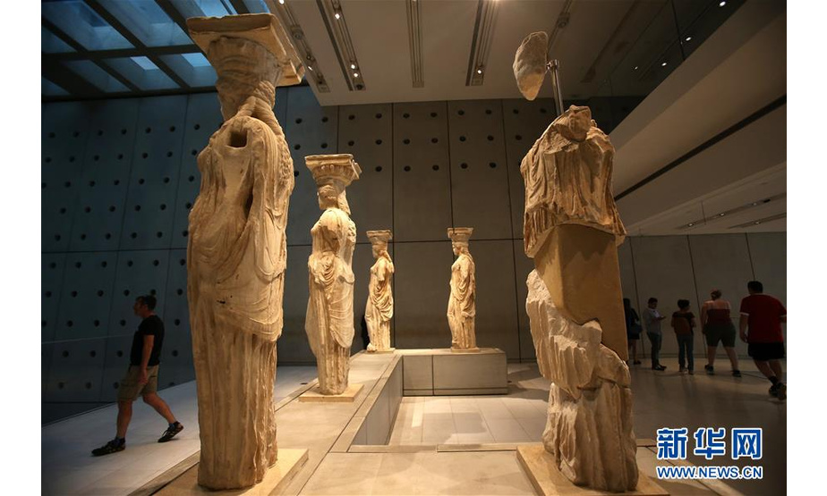 这是11月7日在希腊雅典卫城博物馆拍摄的女像柱。 雅典卫城博物馆的前身于1886年建于卫城山丘，距卫城300米的新馆在2009年正式开放，馆内保存着女像柱、帕特农神庙雕塑等名作。 新华社发（马里奥斯·罗洛斯 摄）