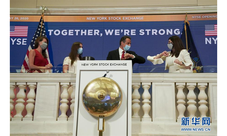 　　5月26日，在美国纽约证券交易所，纽约州州长安德鲁·科莫（右二）与纽约证券交易所总裁坎宁安（右一）“碰肘”问候。 新华社发（纽约州州长办公室供图）

