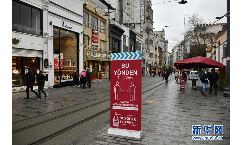 2月25日，在土耳其伊斯坦布尔的商业步行街，告示牌提示市民和游客保持社交距离。

　　土耳其国家统计局日前公布的数据显示，受新冠疫情影响，土耳其2020年旅游收入约为120亿美元，较上年减少近三分之二。

　　新华社记者 徐速绘 