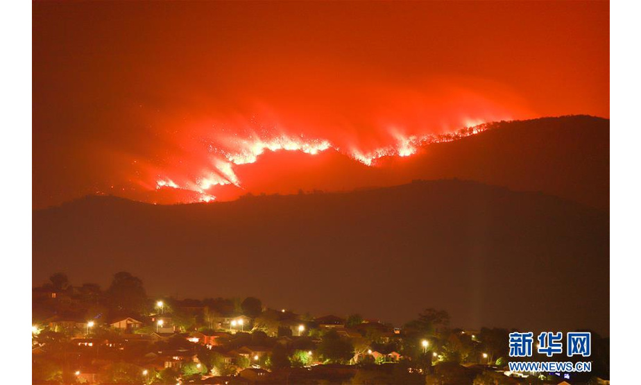 2020年1月31日，澳大利亚首都堪培拉南部一处国家公园的林火蔓延。2019年中至2020年初，持续半年左右的澳大利亚森林火灾过火面积约1200万公顷，超过10亿只动物丧生，造成严重的环境灾难。 6月5日是第47个联合国世界环境日，今年的主题为“关爱自然 刻不容缓”。 新华社发（刘畅畅摄）