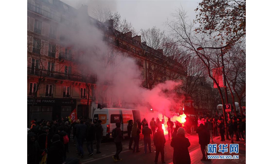 这是12月5日在法国巴黎拍摄的罢工游行现场。 法国5日爆发全国范围内的罢工游行，导致交通几乎全面瘫痪。部分暴力示威者与警方发生冲突，警方宣布逮捕上百人。 新华社记者 韩茜 摄