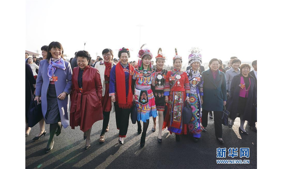 3月5日，第十三届全国人民代表大会第二次会议在北京人民大会堂开幕。这是全国人大代表走向会场。 新华社记者 邢广利 摄