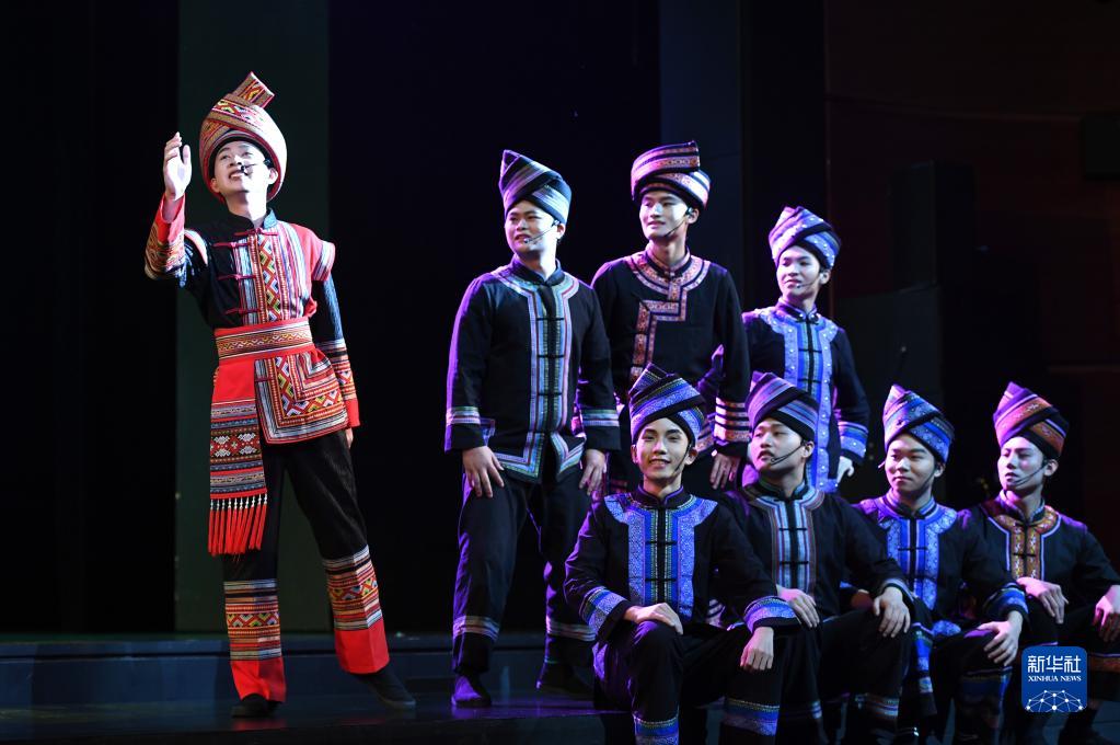 12月4日，演员在《十二天籁壮族嘹歌》晚会上唱嘹歌。

当日，《十二天籁壮族嘹歌》晚会在南宁市广西文化艺术中心举行。壮族嘹歌是国家级非物质文化遗产，演出以传统原生态嘹歌为基础，再现了生活如歌、嘹歌如魂的现实场景。

新华社记者周华摄