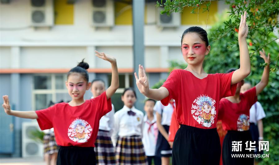 6月11日，在石家庄市裕华西路小学，学生在进行表演前的练习。 新华社发（张晓峰 摄）