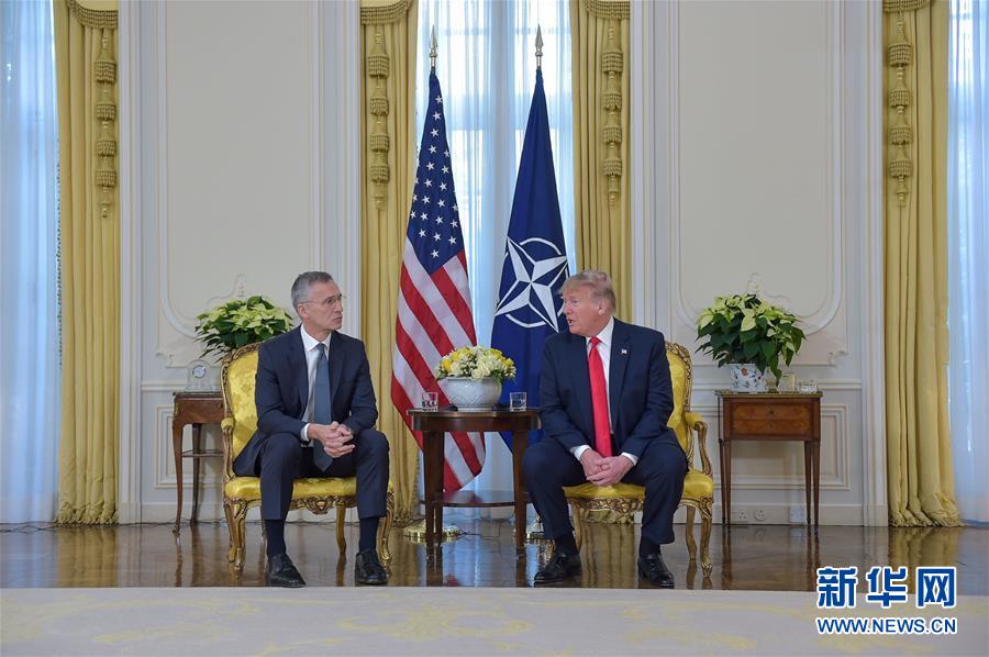 12月3日，在英国伦敦，北约秘书长斯托尔滕贝格（左）与美国总统特朗普会谈。 北约峰会将于12月3日至4日在英国伦敦举行。 新华社发（北约供图）