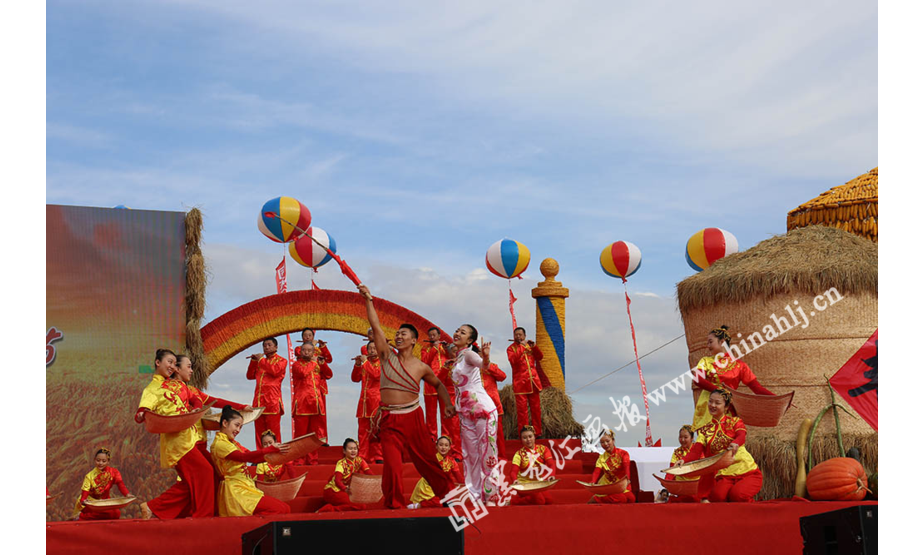 首个“中国农民丰收节”庆安分会场器乐舞蹈表演《扬鞭催马运粮忙》。黑龙江画报记者 石启立摄