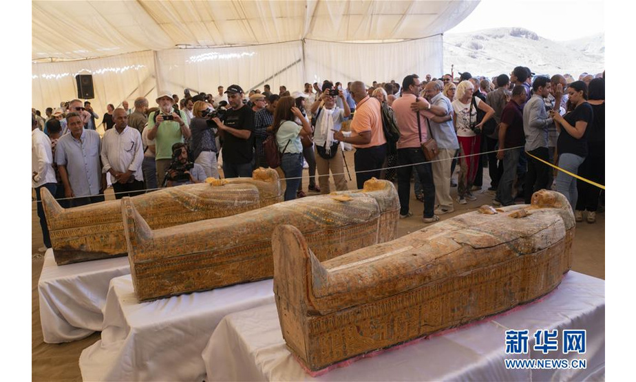 这是10月19日在埃及卢克索拍摄的近期发掘出的棺椁。 埃及文物部19日在南部城市卢克索举行的新闻发布会上宣布，埃及考古队近期发掘出30具3000年前的木质棺椁。 新华社记者 李碧念 摄