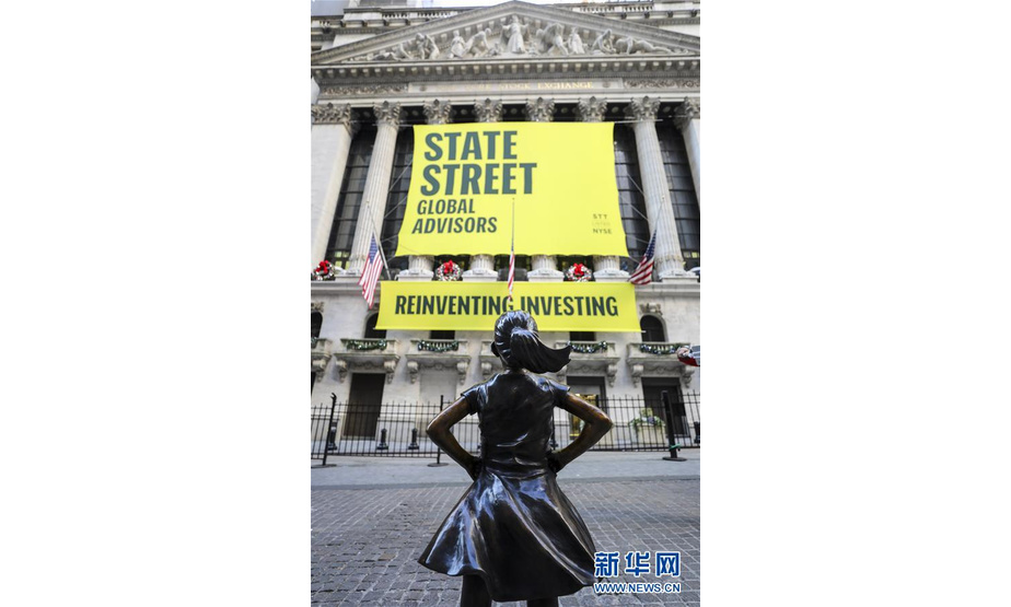 这是12月10日在美国纽约证券交易所前拍摄的“无畏女孩”铜像。 新华社记者 王迎 摄