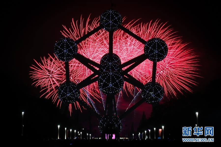 更好的城市，更好的生活。10月31日将迎来第六个“世界城市日”。

　　“世界城市日”是中国政府在联合国推动设立的国际日。在中国倡议下，2013年第68届联合国大会通过决议，决定将每年的10月31日设为“世界城市日”。 从北京到纽约，从法兰克福到惠灵顿，从内罗毕到莫斯科……不断变幻的是城市的风貌，不变的是人们对美好生活的向往和追求。

　　这是2019年1月1日拍摄的比利时首都布鲁塞尔的地标性建筑——原子球塔和新年烟花。 新华社记者 郑焕松 摄