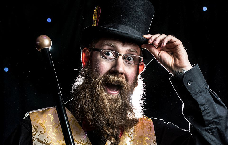 这项盛事在萨默特郡约维尔的94号俱乐部举办，在那里能看到来自全英各地的拥有奇异胡须的人。其中参赛者安德鲁•克劳斯(Andrew Kloss)特地从美国新泽西州过来参加，他赢得了“最远距离旅途”奖以及“个性大胡子”奖。比赛评选了自然下胡须、自然上胡须、具有个性的大胡子和局部胡须及经典胡须等类别，有参赛者的胡须达到22英寸长。