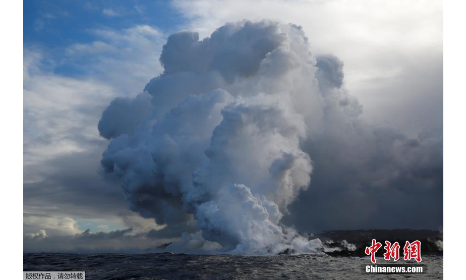 图为熔岩与海水产生化学反应造成的有毒蒸汽云。

