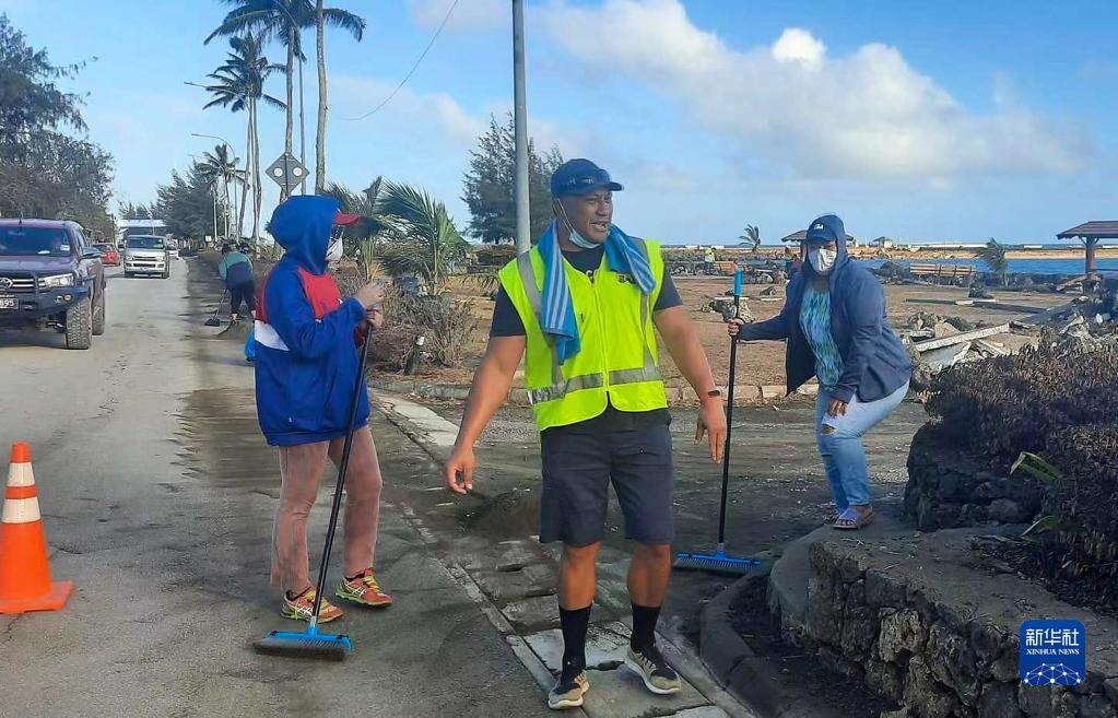 1月20日早晨，当地居民在汤加首都努库阿洛法清理路面。

　　南太平洋岛国汤加的洪阿哈阿帕伊岛14日和15日发生火山喷发，首都努库阿洛法观测到海啸。

　　新华社发（马里安摄）