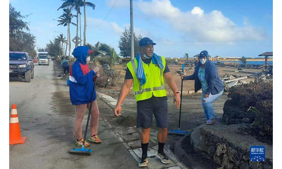 1月20日早晨，当地居民在汤加首都努库阿洛法清理路面。

　　南太平洋岛国汤加的洪阿哈阿帕伊岛14日和15日发生火山喷发，首都努库阿洛法观测到海啸。

　　新华社发（马里安摄）