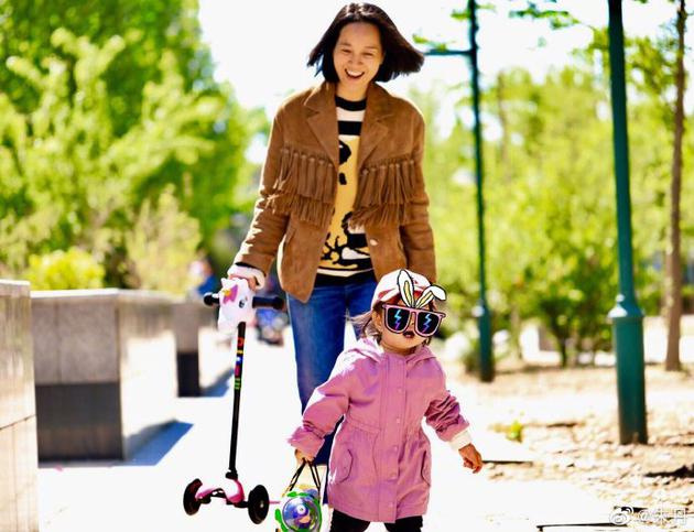 周一围又没影儿了?朱丹带女儿遛弯