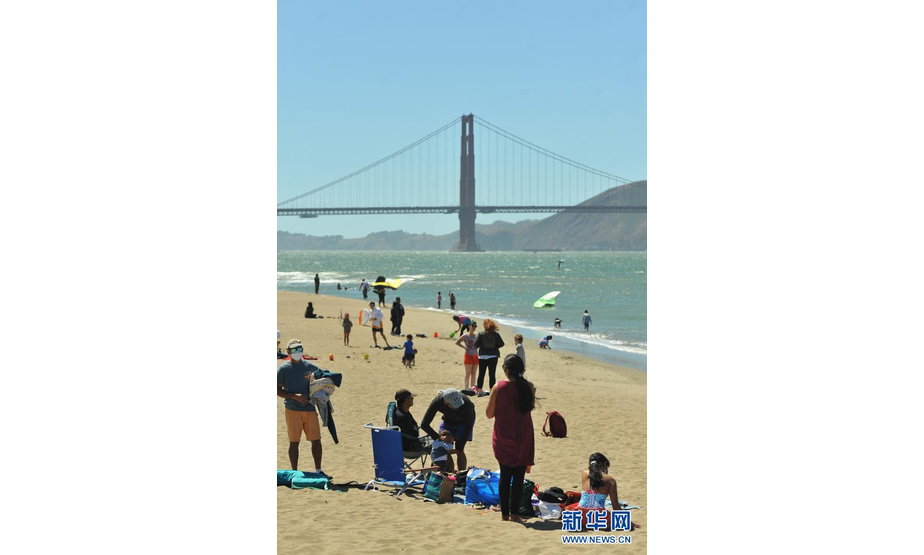 6月15日，人们在美国加利福尼亚州旧金山金门大桥附近的海边休闲。

　　美国加州于6月15日解除防疫等级限制的相关规定，全面恢复开放经济活动。

　　新华社发（刘艺霖摄）