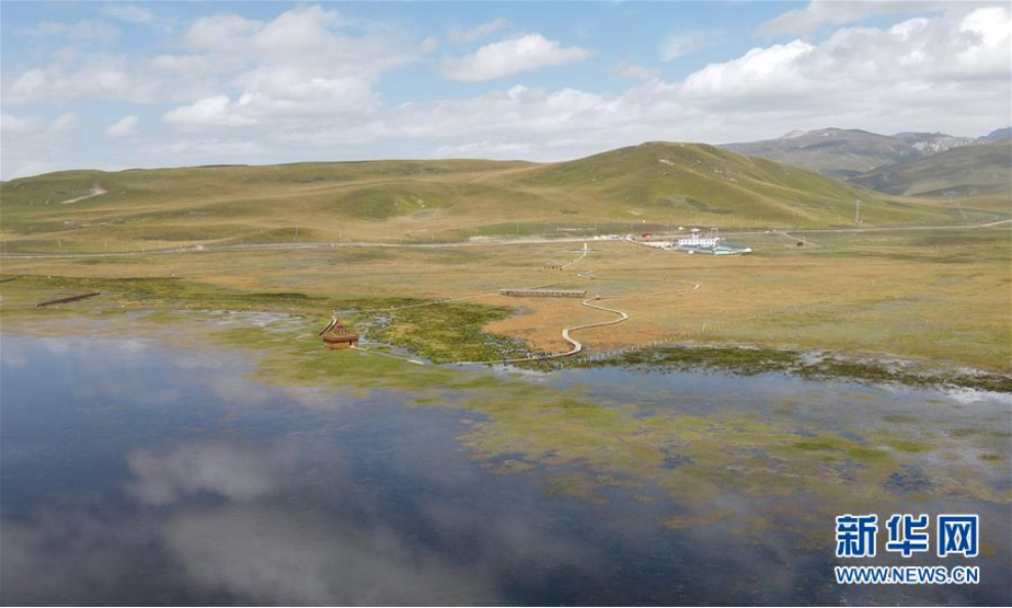 这是9月15日在甘肃省甘南藏族自治州碌曲县拍摄的尕海湖（无人机照片）。尕海湖位于甘肃省甘南藏族自治州碌曲县境内，是青藏高原东端的高原湿地，黄河上游支流洮河的重要水源补给区。近年来，甘肃尕海则岔国家级自然保护区尕海保护站实施湿地禁牧补偿、生态修复和环境治理等项目，加之近两年甘肃降水持续增多，尕海湖水域面积不断扩大，湿地生态系统日趋完善。新华社记者 张智敏 摄