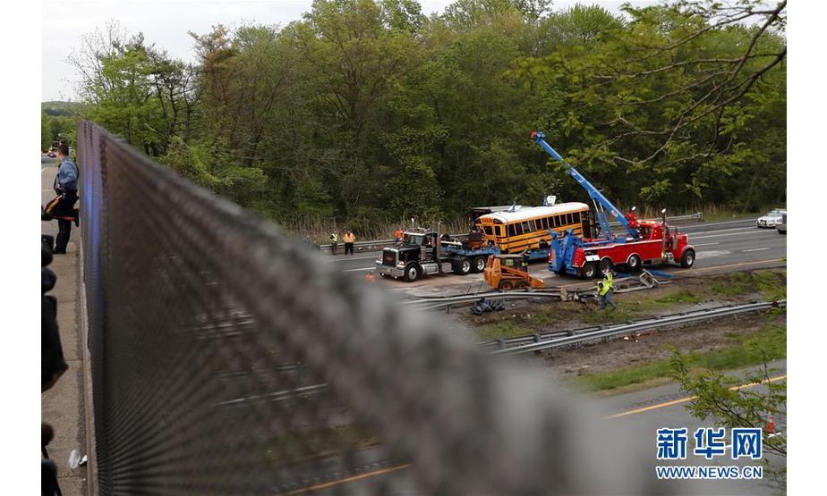 5月17日，在美国新泽西州莫里斯县，工作人员在校车与卡车相撞事故现场工作。新华社记者李木子 摄