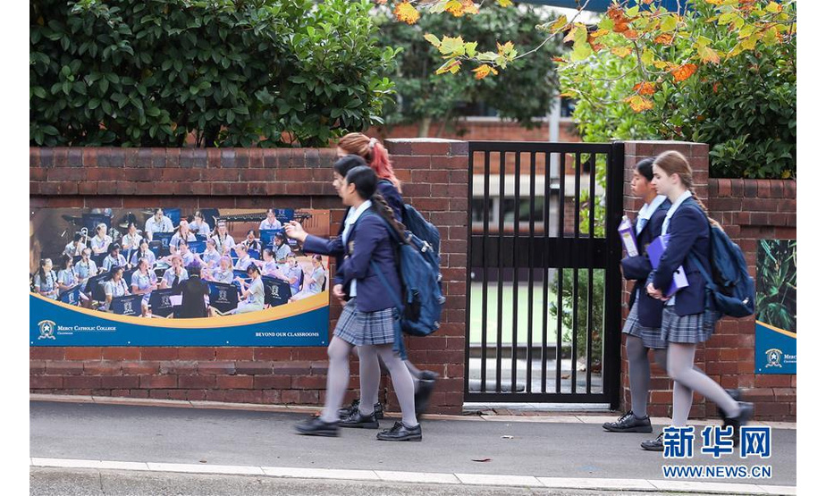 5月25日，在澳大利亚悉尼，学生准备进入校园。 当日，悉尼所在的澳大利亚新南威尔士州部分中小学复课。 新华社记者 白雪飞 摄