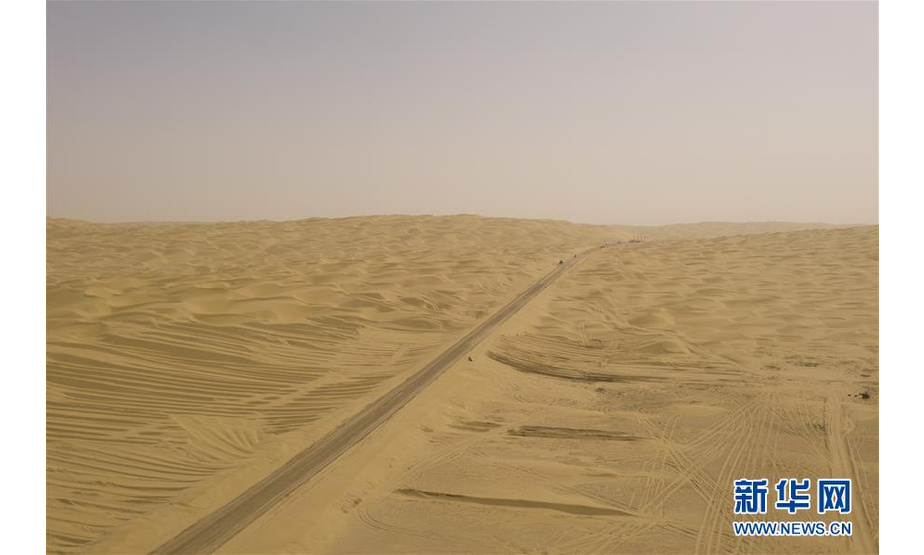 这是9月24日拍摄的新疆尉犁至且末公路（无人机照片）。新华社发（舒金培 摄）