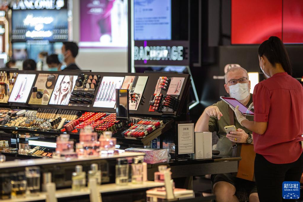 9月1日，顾客在泰国曼谷一家商场购买化妆品。

　　泰国自当日起在曼谷及28个府放宽部分防疫限制措施，以帮助受疫情影响的餐饮服务业和经济。餐厅可对完成两剂疫苗接种者或持病毒检测阴性证明者开放堂食，商场、理发店和公园等娱乐休闲场所可在遵守防疫规定的前提下重新开放。但每日21时至次日4时的宵禁措施仍维持不变。

　　新华社记者王腾摄