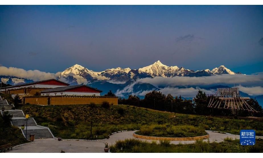 9月15日拍摄的梅里雪山一景。

　　初秋时节，云南迪庆藏族自治州的梅里雪山与云海交相辉映，景色迷人。

　　新华社记者胡超 摄