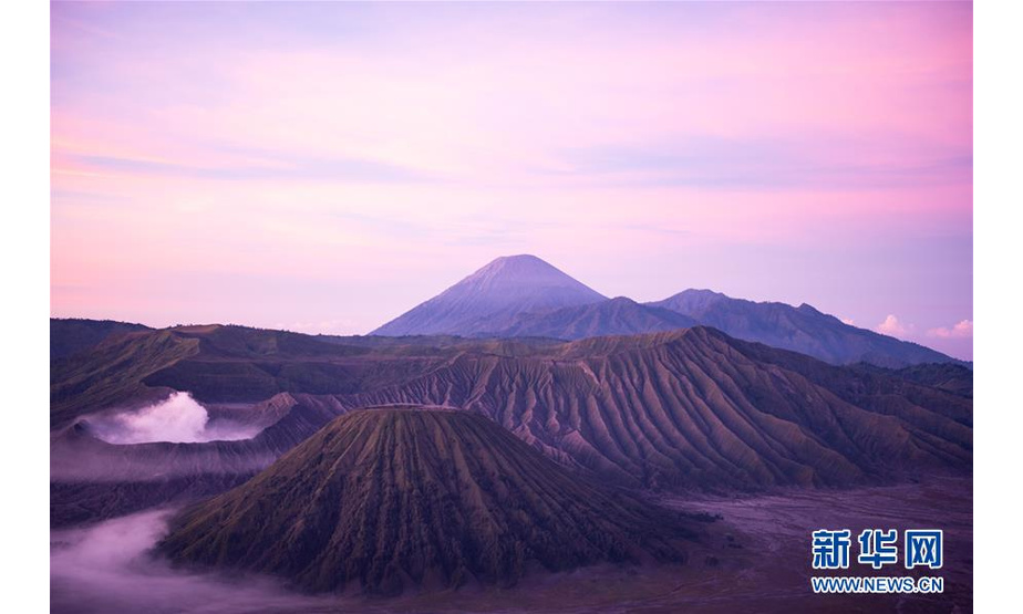 这是5月16日清晨在印度尼西亚东爪哇省拍摄的布罗莫火山群。  新华社记者 杜宇 摄