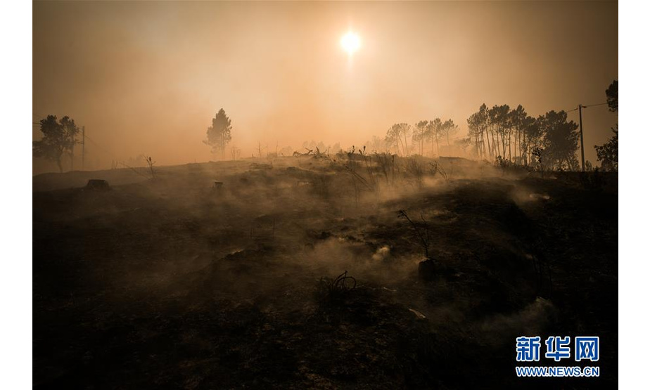 这是7月21日在葡萄牙中部城市马桑拍摄的火灾现场。 葡萄牙中部近日燃起多处山火，已造成数十人受伤。 新华社发