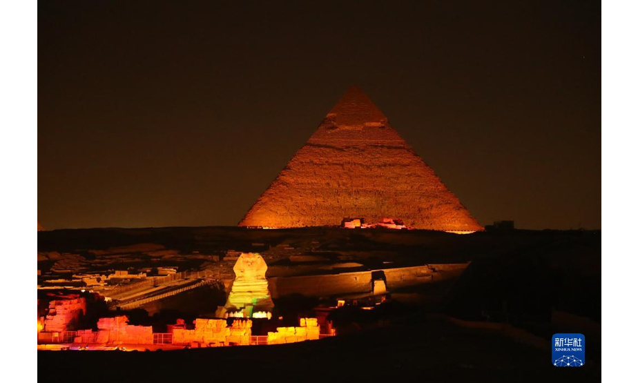 9月27日，埃及吉萨金字塔群景区为游客上演声光秀。

　　每年的9月27日是世界旅游日。新冠疫情导致埃及旅游业受到冲击，游客数量下降明显。但随着埃及国内新冠疫苗的持续接种，各类防疫措施的执行以及旅游资源的宣介和推广，埃及游客数量近来逐渐增多。吉萨金字塔群游客数量现已恢复至疫情前游客数量的一半以上。

　　新华社记者 隋先凯 摄