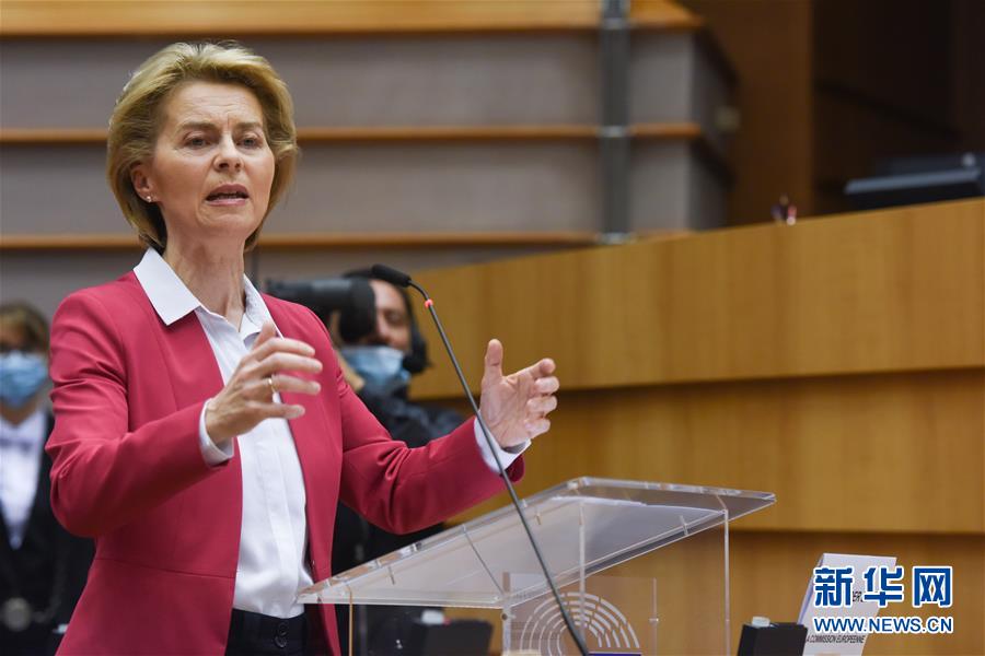 5月27日，在比利时布鲁塞尔的欧盟总部，欧盟委员会主席冯德莱恩在欧洲议会全会上发言。 欧盟委员会27日提议通过发债方式筹集资金以设立总额为7500亿欧元的“恢复基金”，用于帮助欧盟成员国在新冠疫情后重建经济。 新华社发（欧盟供图）