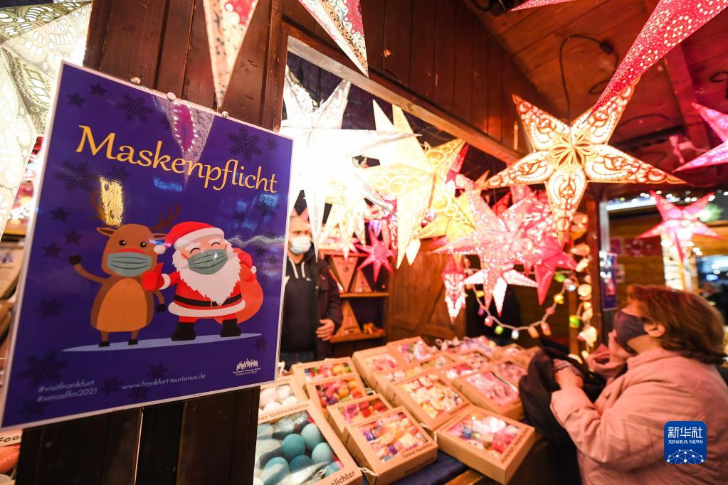 11月22日，德国法兰克福圣诞市场一处摊位旁贴着“必须戴口罩”防疫提示牌。

　　受新冠疫情影响，德国柏林、法兰克福等地的圣诞市场有的取消，有的在较为严格的防疫措施下开放。

　　新华社记者 逯阳 摄