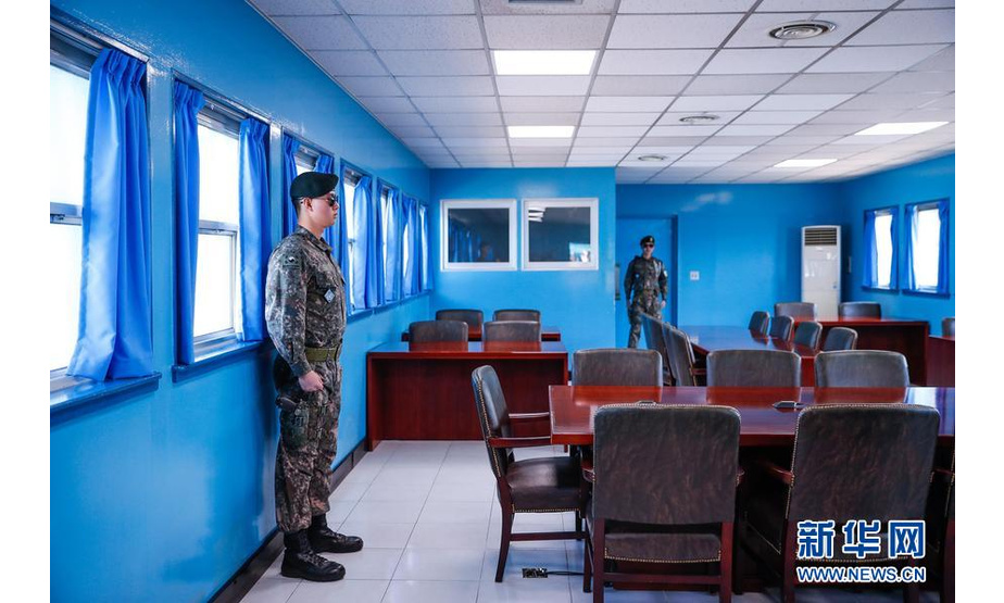 4月18日，韩国士兵在位于朝鲜半岛中部的板门店军事分界线上的会议室内执勤。4月27日，韩朝将在板门店韩方一侧的“和平之家”举行双方第三次首脑会晤。新华网记者王婧嫱摄